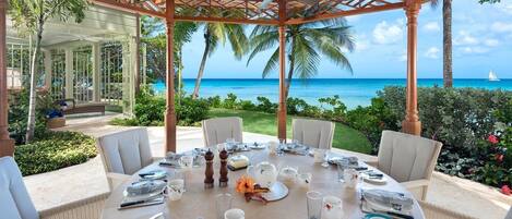 ヴィラ 4 ベッドルーム | 屋外ダイニングエリア
