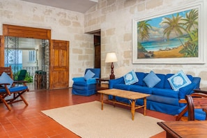Villa, 4 Bedrooms | Living room