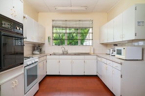 Villa, 4 Bedrooms | Private kitchen | Cookware/dishes/utensils