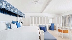 Een slaapkamer met een groot bed, een bureau, een stoel en een kledingkast.
