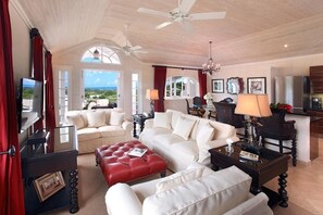 別墅, 3 間臥室 | 起居區 | 36-吋電視，提供有線頻道