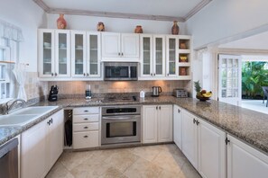 Casa de ciudad, 3 habitaciones | Cocina privada | Refrigerador, microondas, horno y lavavajillas