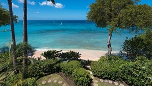 Una spiaggia con acque cristalline turchesi, palme e vista sull'oceano.