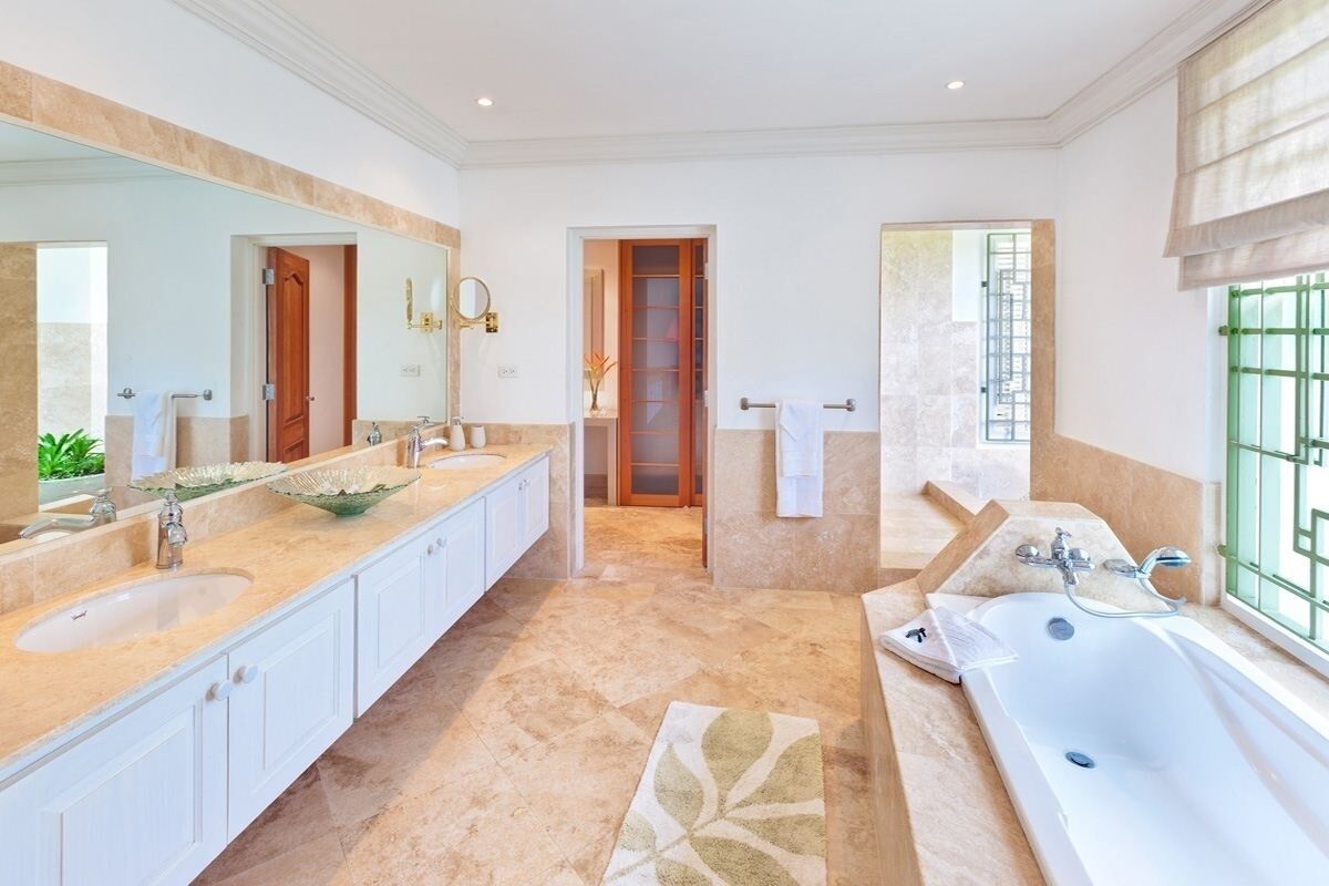 Une salle de bain moderne avec un grand lavabo, une baignoire et un miroir.