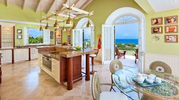 Villa, 4 habitaciones | Restaurantes