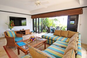 Condo, 2 habitaciones | Sala de estar | Televisión, consola de videojuegos y servicios de streaming 