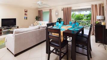 Televisi layar datar 50-inci dengan saluran TV kabel dan TV