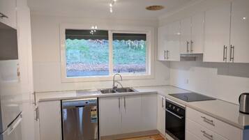 Geladeira, micro-ondas, fogão, lava-louças