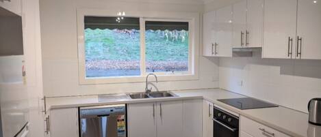 Frigorífico, microondas, horno y lavavajillas