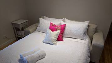 3 habitaciones, tabla de planchar con plancha y cuna de viaje