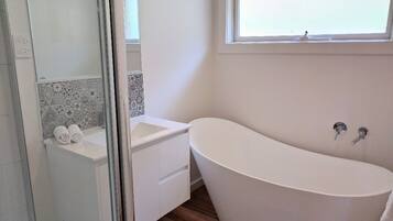 Secadora de cabello, toallas, jabón, shampoo