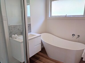 Secadora de cabello, toallas, jabón, shampoo