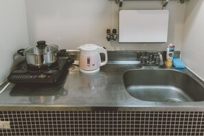 22t1 | 専用簡易キッチン | 冷蔵庫、電子レンジ、調理器具と食器