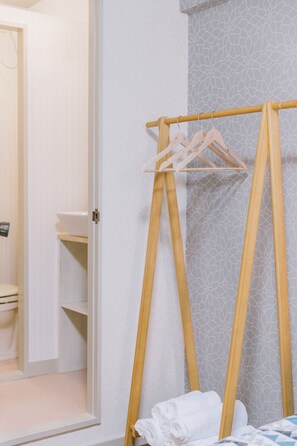23u1 | Bathroom amenities | Separate tub and shower, free toiletries, hair dryer, slippers - Ohma 23u1 (Osaka)