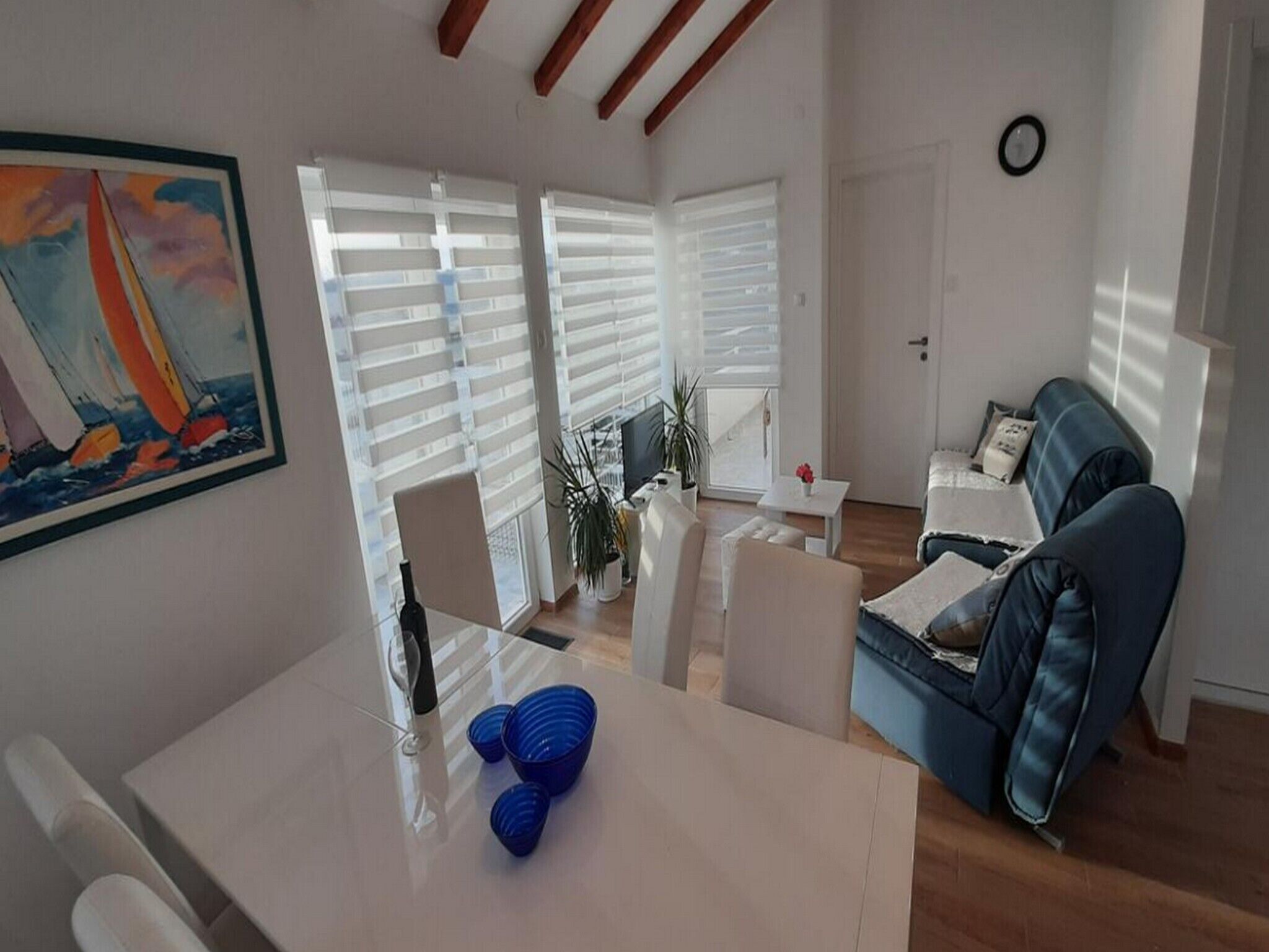 Télévision LCD, cheminée, table de tennis de table