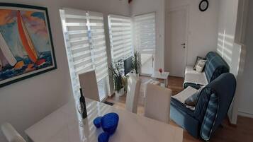 Télévision LCD, cheminée, table de tennis de table