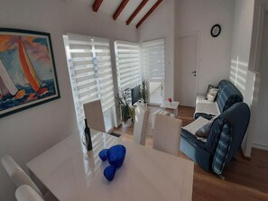 LCD-Fernseher, Kamin, Tischtennisplatte