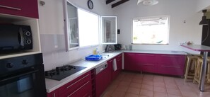 Fridge, microwave, oven, stovetop - Villa with pool (Sainte Luce)