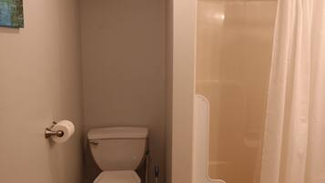 Duschwanne, Haartrockner, Handtücher, Seife