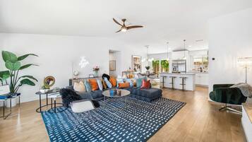 Smart-tv, een tafeltennistafel en een stereo