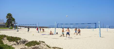 En la playa, camastros y toallas de playa