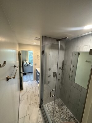 Haartrockner, Handtücher, Seife, Shampoo