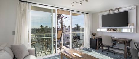 TV, stereoanlegg og kontorer