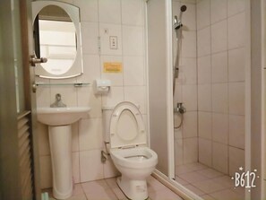 Classic Double Room | Bathroom | Shower, free toiletries, hair dryer, towels - The Home of Traveller (Hualien City)
