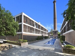 Outdoor pool - Stylish Parkside Retreat - Outdoor Pool & Undercover Parking - Randwick (Randwick)