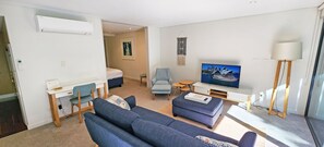 2 bedrooms, desk, iron/ironing board, free WiFi - Stylish Parkside Retreat - Outdoor Pool & Undercover Parking - Randwick (Randwick)