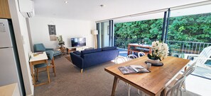 Smart TV - Stylish Parkside Retreat - Outdoor Pool & Undercover Parking - Randwick (Randwick)