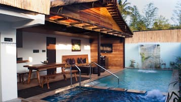Inomhuspool och utomhuspool