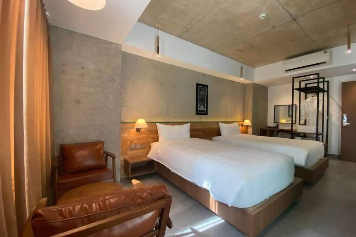 Minibar, desk, laptop workspace, free WiFi