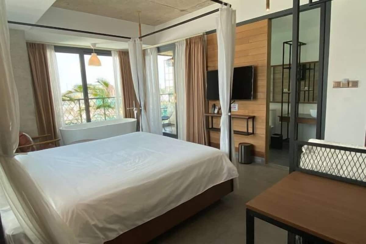 1 bedroom, minibar, desk, laptop workspace