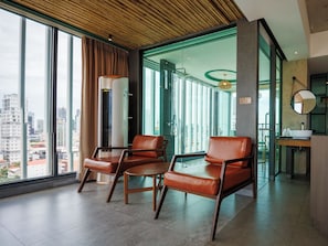 Deluxe Studio Suite | Minibar, desk, laptop workspace, free WiFi - CHECK inn Phnom Penh Royal Palace (Phnom Penh)