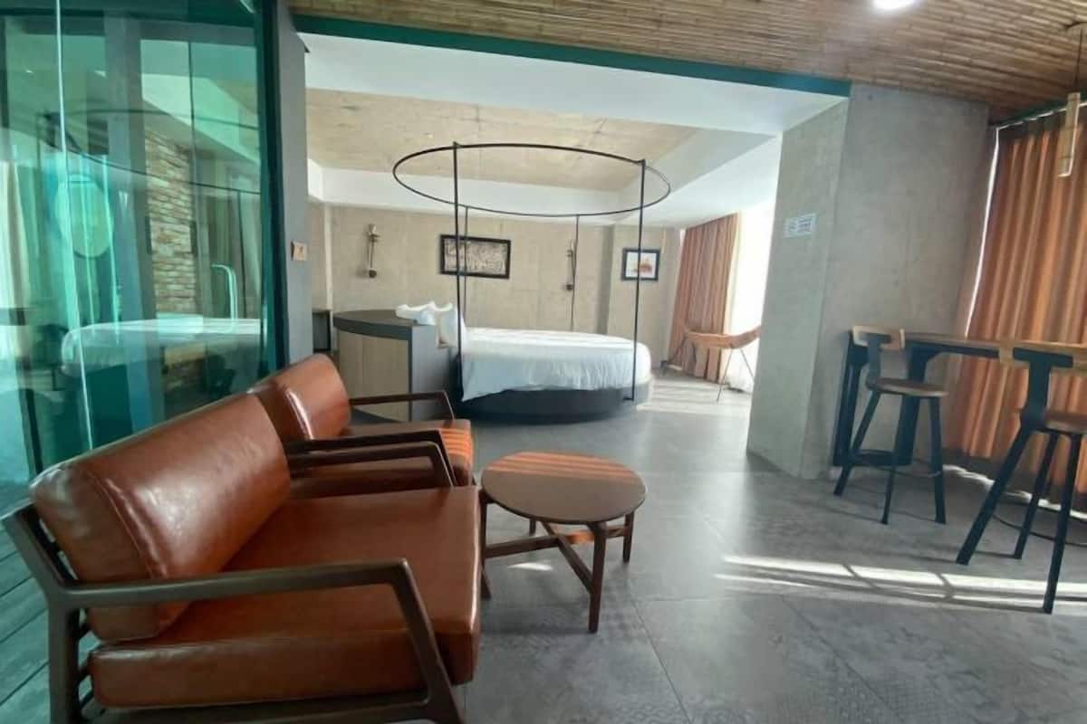 1 bedroom, minibar, desk, laptop workspace