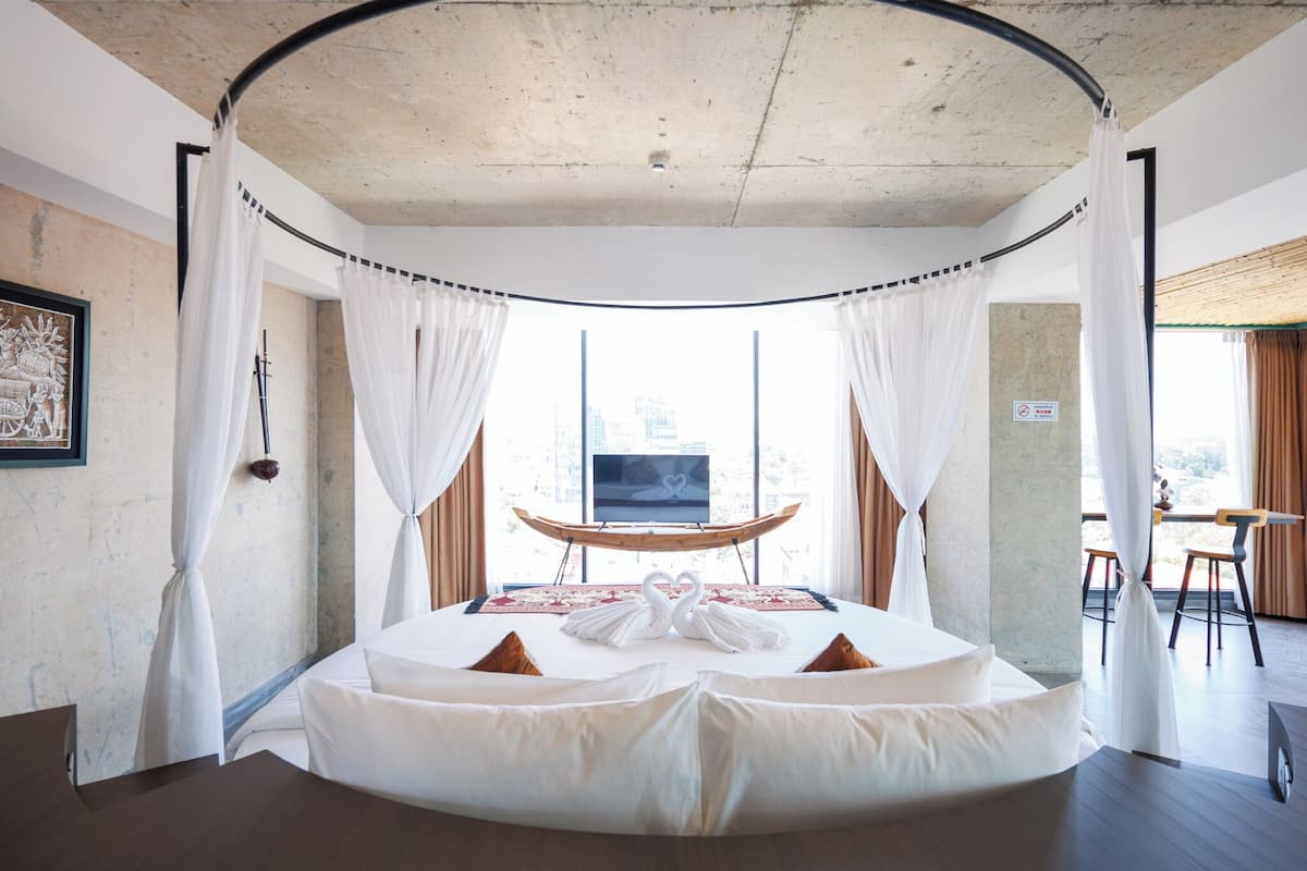 1 bedroom, minibar, desk, laptop workspace