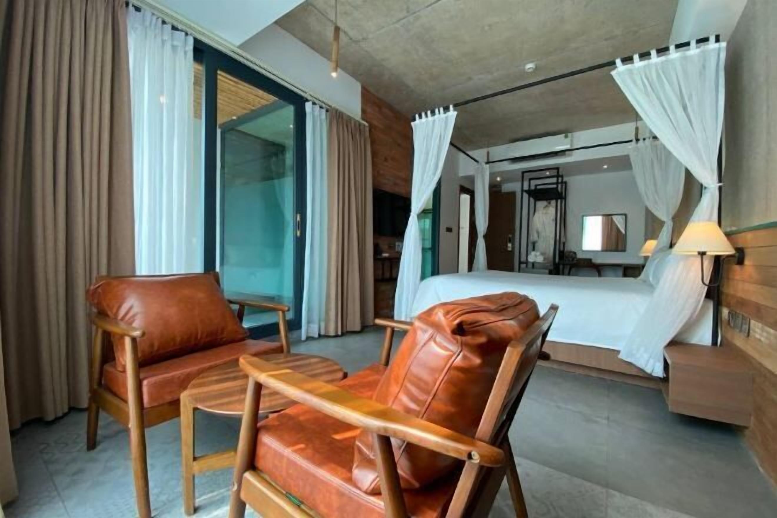 Minibar, desk, laptop workspace, free WiFi