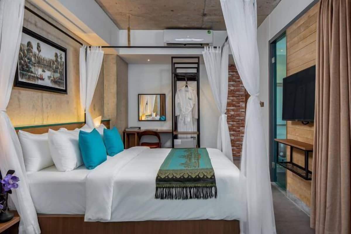 Minibar, desk, laptop workspace, free WiFi