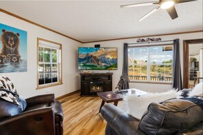 TV connectée, cheminée, espaces bureaux