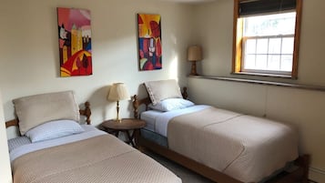 2 bedrooms, iron/ironing board, WiFi
