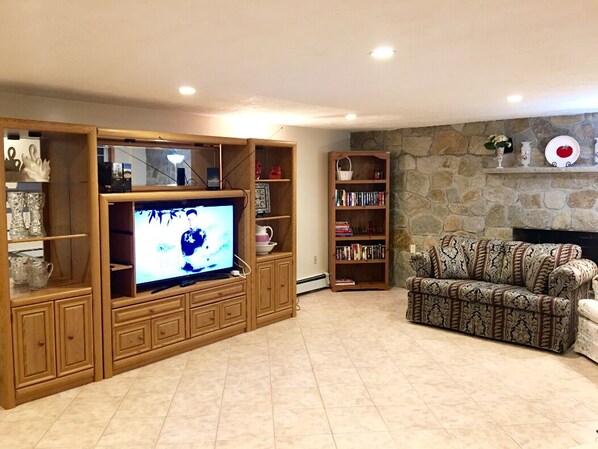 Televisie, een tafeltennistafel en boeken