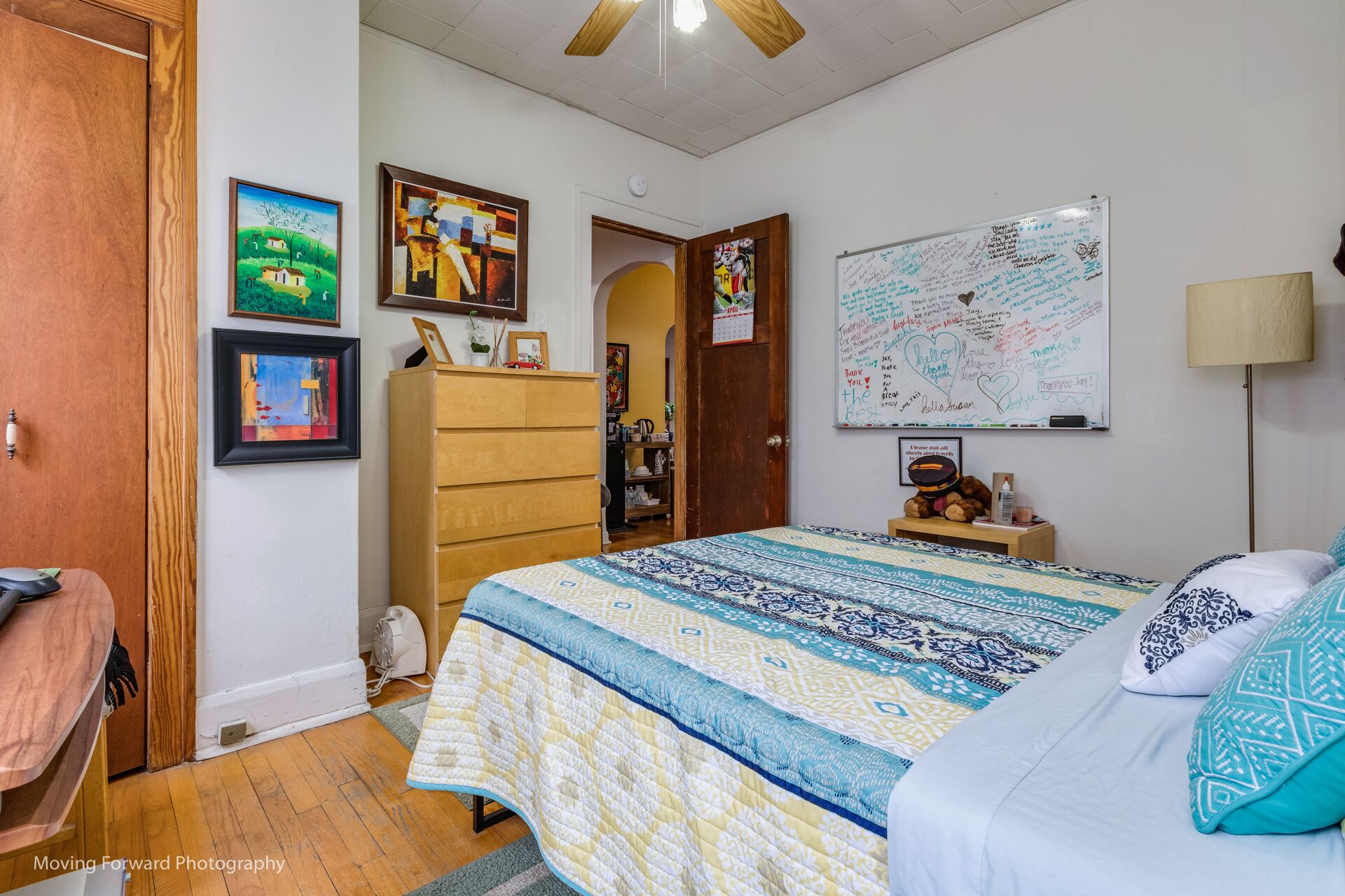 2 slaapkamers, een bureau, een strijkplank/strijkijzer, reisbedje