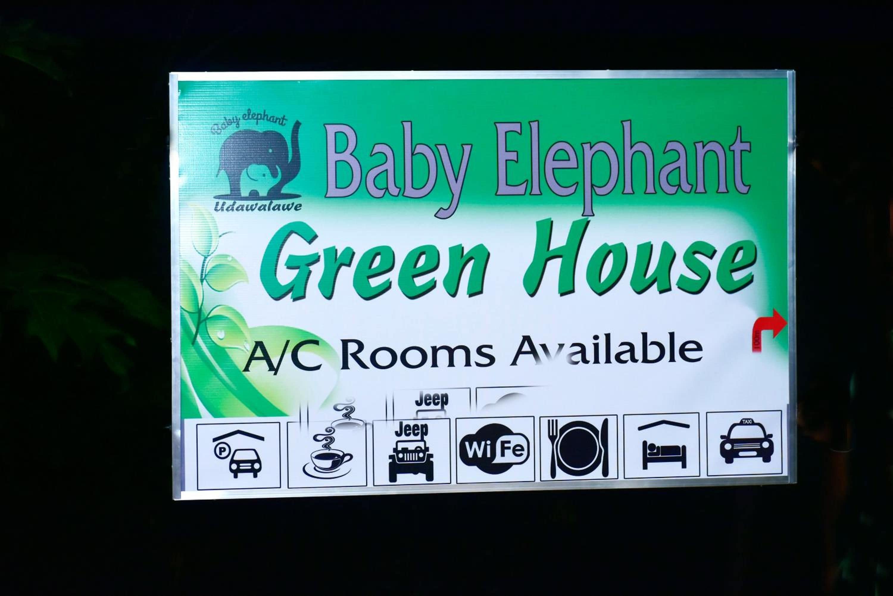 Schild für Baby Elephant Green House, Klimaanlage in den Zimmern verfügbar.