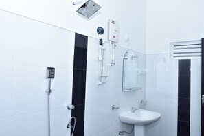 Ducha, cabezal de ducha con hidromasaje, pantuflas, toallas