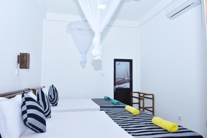Desk, laptop workspace, iron/ironing board, free WiFi - Baby Elephant Green House (Udawalawa)