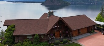 Vues magnifiques sur le lac Shuswap depuis le bain à remous