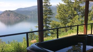 A hot tub with a view of a lake and mountains. - Private suite! This house is the Iconic house of the Shuswap lake! (Blind Bay)