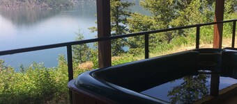 This house is the iconic house of the Shuswap lake! Gorgeous views of the bay! 