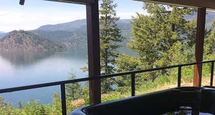 This house is the iconic house of the Shuswap lake! Gorgeous views of the bay!